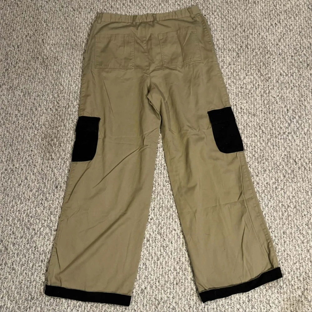 Hot Topic Khaki Chino Contrast Cargo Pocket Pants 100% Cotton Men's Size 36 EUC - Picture 2 of 5